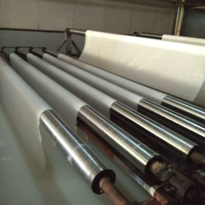 A continuous polyester mesh is been washed.