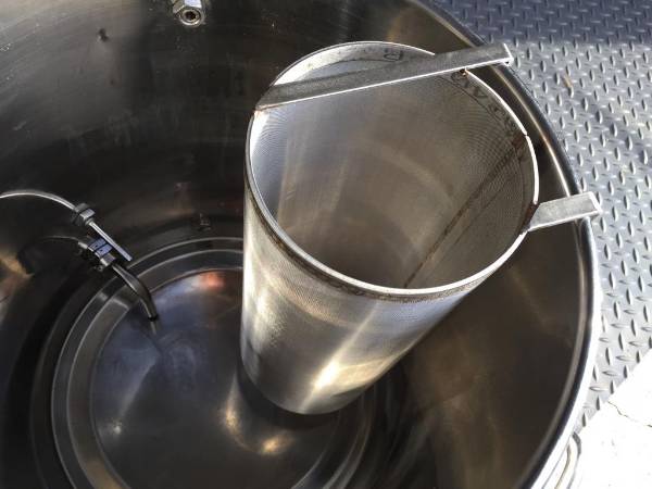 A stainless steel filter basket is installed on the brewing containers.